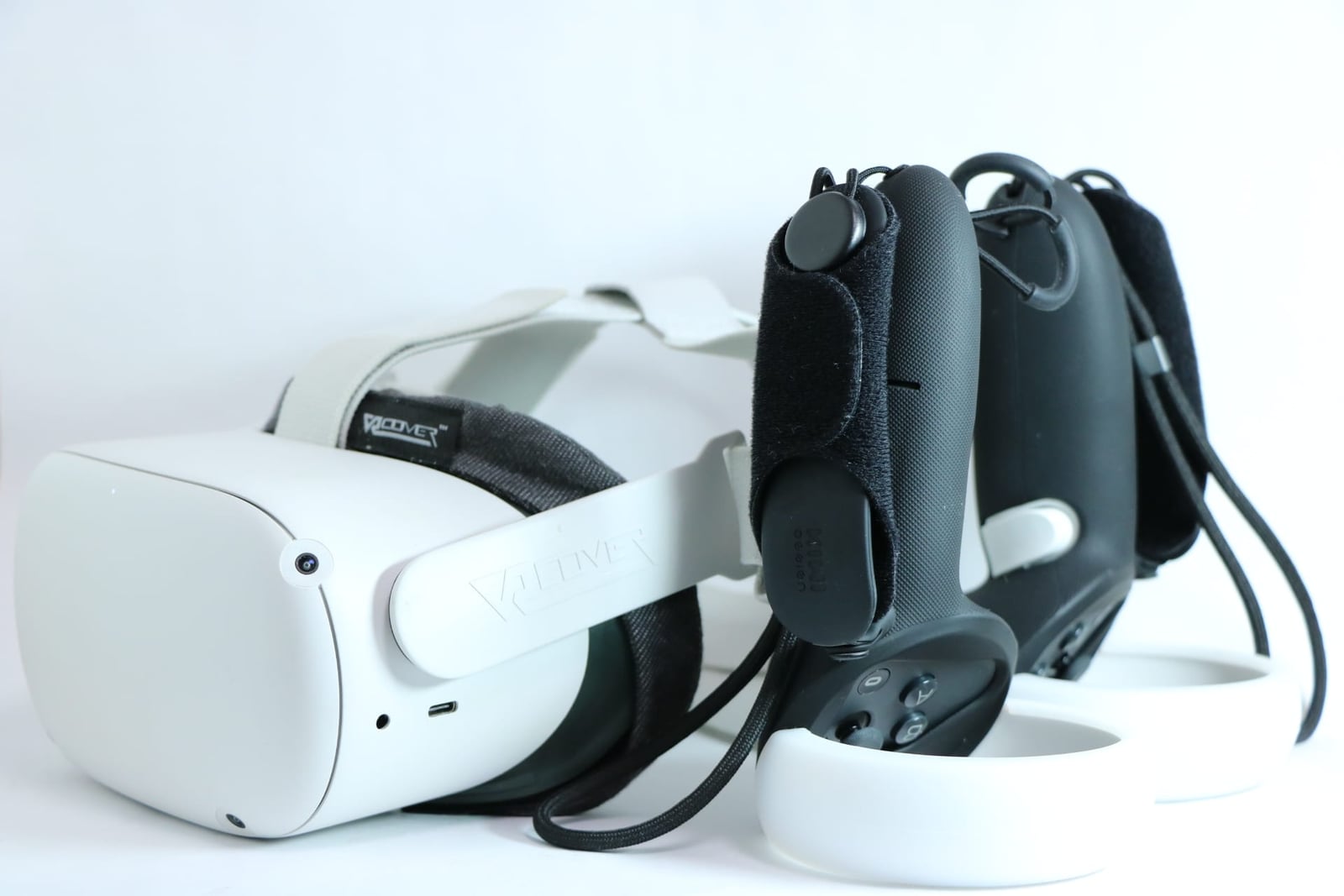 ストラップ・フェイスパッドはVRCvoer、コントローラーはKIWIDesignでカスタマイズされたOculus Quest 2